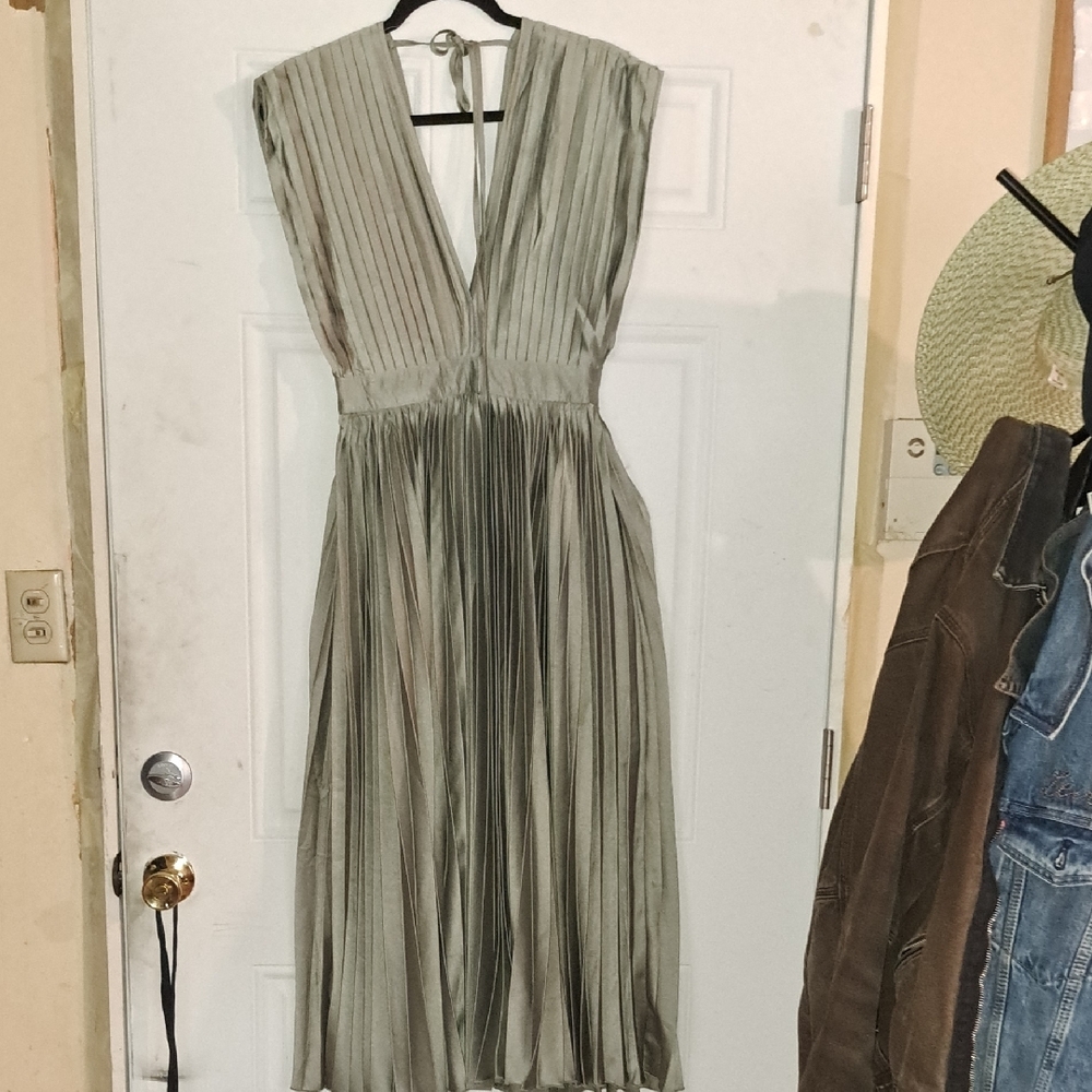Chic Pleated Maxi Dress in Silver - Picture 4 of 11
